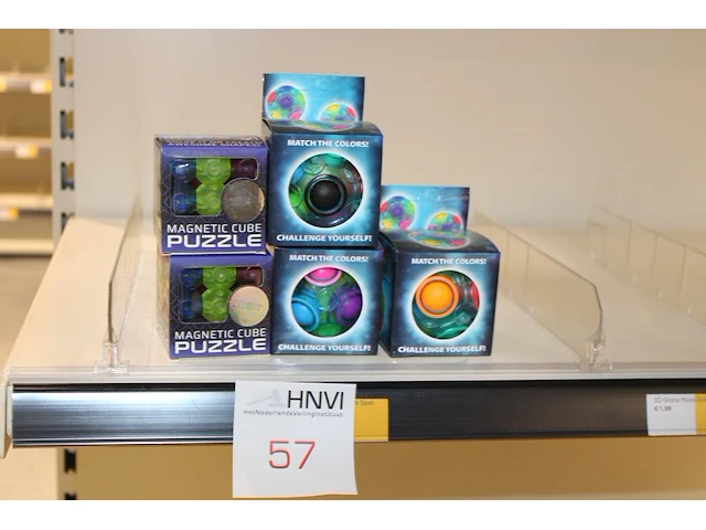 Puzzelkubus en ballen vijf stuks. - afbeelding 1 van  2