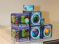 Puzzelkubus en ballen vijf stuks. - afbeelding 2 van  2
