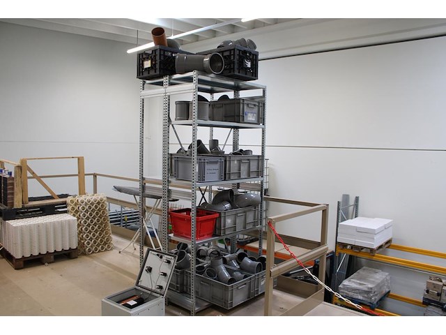 Pvc koppel stukken in diverse maten en uitvoeringen in twee stellingdelingen. - afbeelding 1 van  4