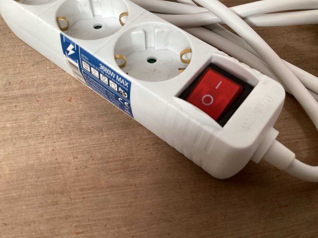 Q-link stekkerdoos 3 voudig, met schakelaar (17x) - afbeelding 1 van  2