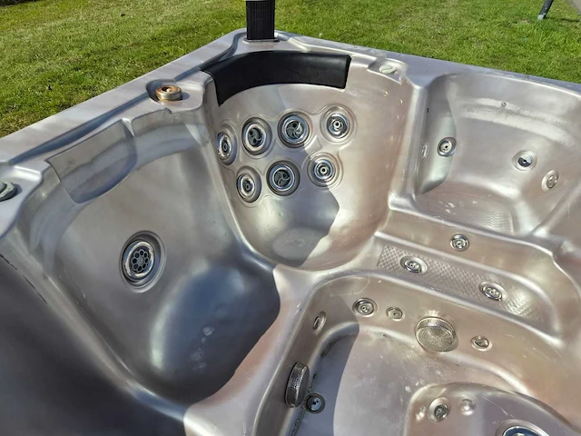 Q spa 6 persoons jacuzzi en buitenspa - afbeelding 18 van  20