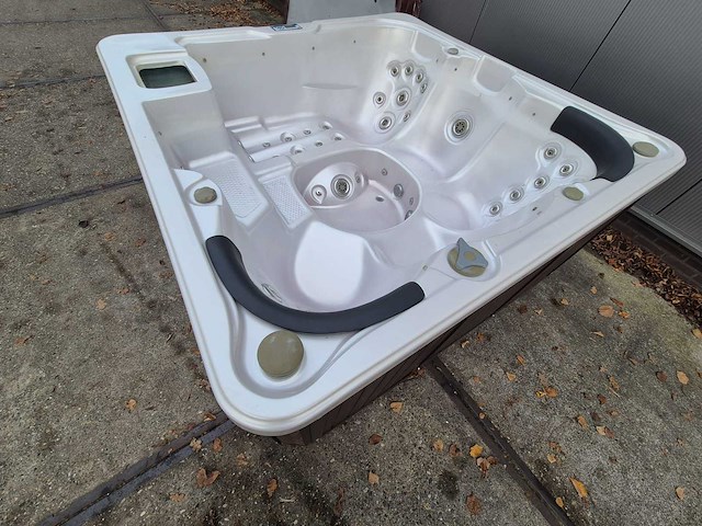 Q spas 5 persoons jacuzzi en buitenspa - afbeelding 2 van  31