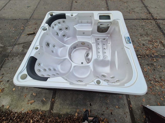 Q spas 5 persoons jacuzzi en buitenspa - afbeelding 1 van  31