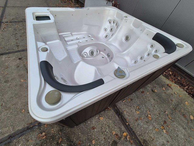 Q spas 5 persoons jacuzzi en buitenspa - afbeelding 17 van  31