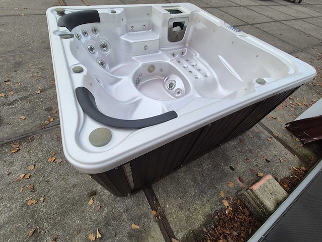 Q spas 5 persoons jacuzzi en buitenspa - afbeelding 19 van  31