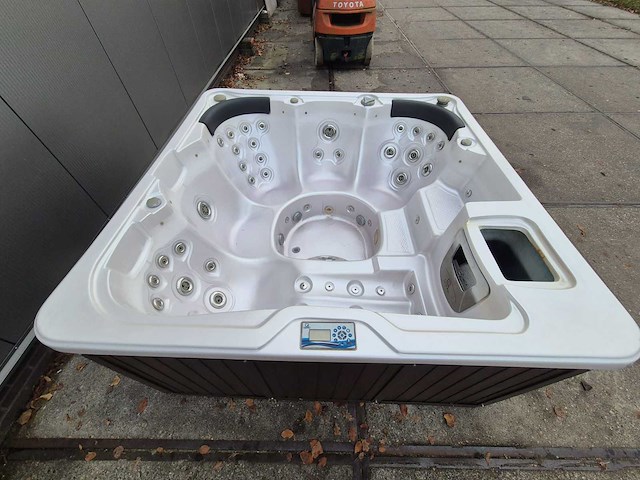Q spas 5 persoons jacuzzi en buitenspa - afbeelding 12 van  31