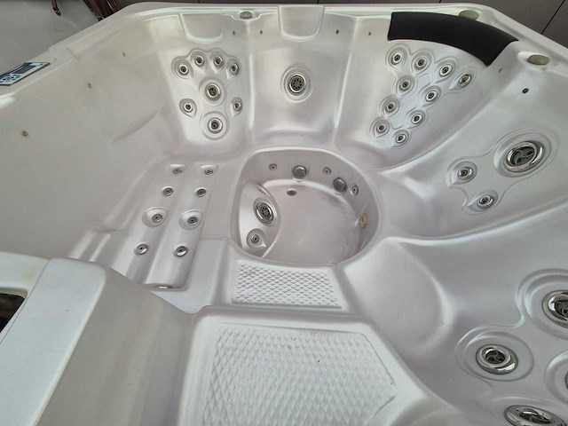 Q spas 5 persoons jacuzzi en buitenspa - afbeelding 25 van  31