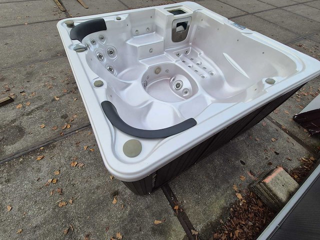 Q spas 5 persoons jacuzzi en buitenspa - afbeelding 8 van  30