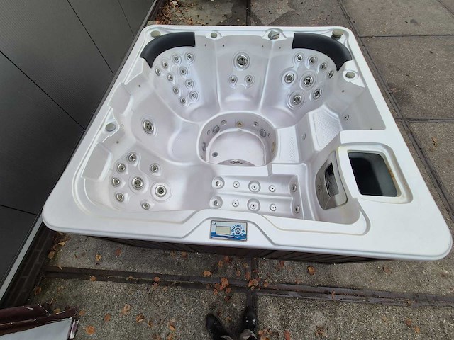 Q spas 5 persoons jacuzzi en buitenspa - afbeelding 10 van  30