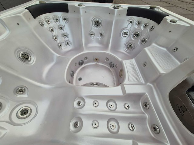 Q spas 5 persoons jacuzzi en buitenspa - afbeelding 11 van  30