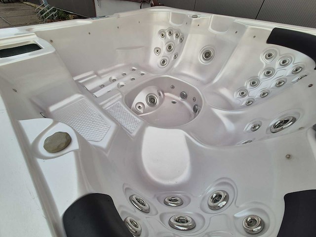 Q spas 5 persoons jacuzzi en buitenspa - afbeelding 13 van  30