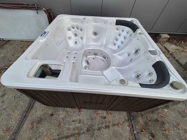 Q spas 5 persoons jacuzzi en buitenspa - afbeelding 23 van  30