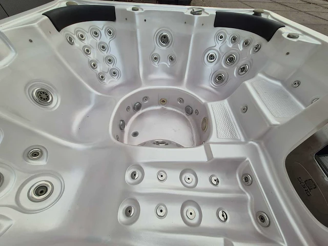 Q spas 5 persoons jacuzzi en buitenspa - afbeelding 10 van  31