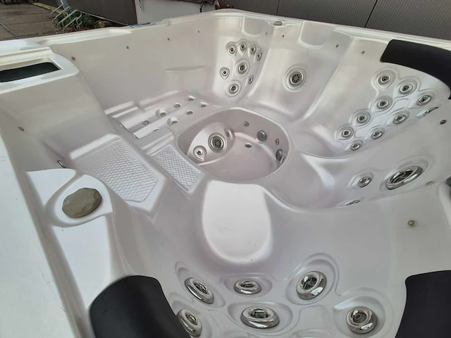 Q spas 5 persoons jacuzzi en buitenspa - afbeelding 12 van  31