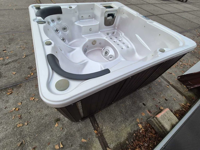 Q spas 5 persoons jacuzzi en buitenspa - afbeelding 18 van  31