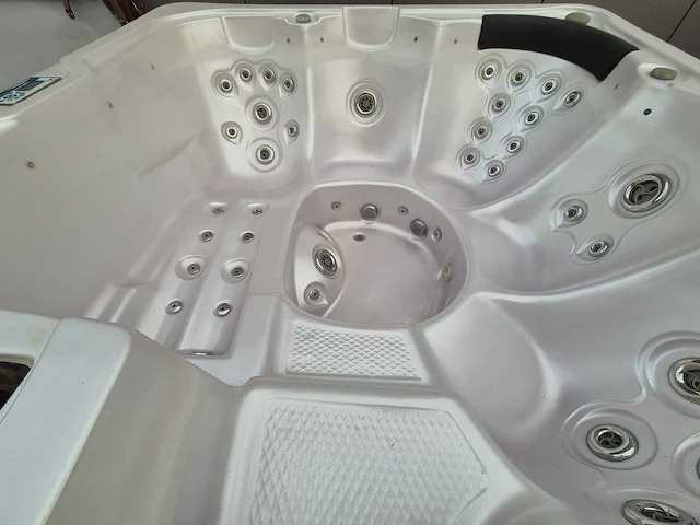 Q spas 5 persoons jacuzzi en buitenspa - afbeelding 24 van  31