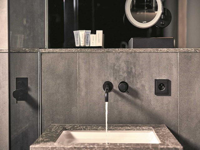 Qisani - flow - wastafelkraan uitloop afbouwdeel - zwart 15 cm - afbeelding 2 van  3