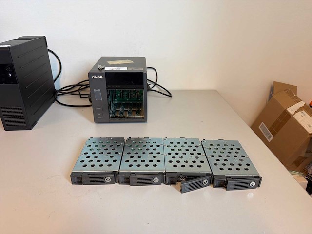 Qnap 4-bay nas server netwerkopslag behuizing zonder hdd’s - afbeelding 1 van  3
