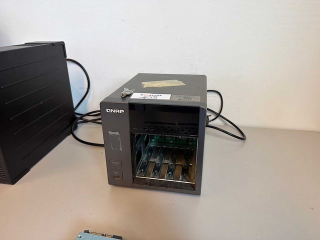 Qnap 4-bay nas server netwerkopslag behuizing zonder hdd’s - afbeelding 3 van  3