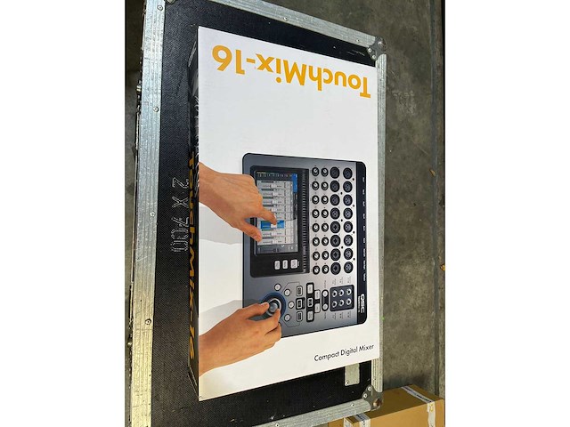 Qsc - touchmix-16 - digitale mengtafel - afbeelding 1 van  2
