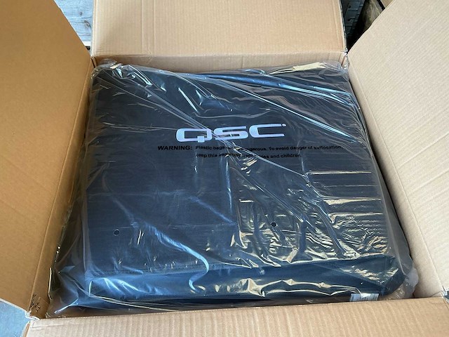 Qsc e118sw dekken diverse audioapparatuur - afbeelding 1 van  2