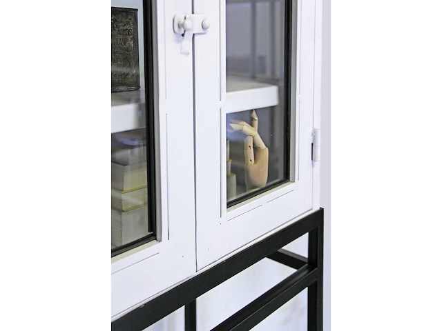 Quip & co vitrinekast op hoge poten - afbeelding 1 van  2