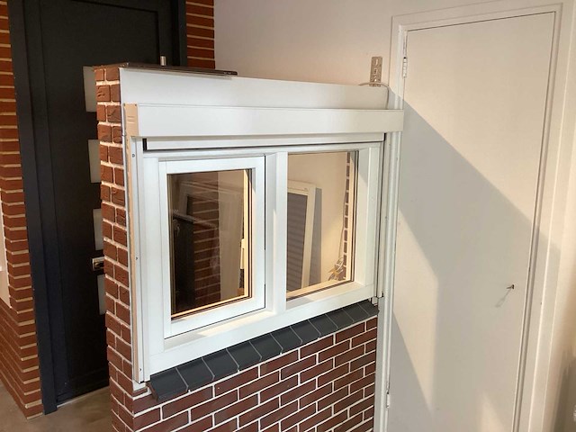 Raam met screens - afbeelding 1 van  10