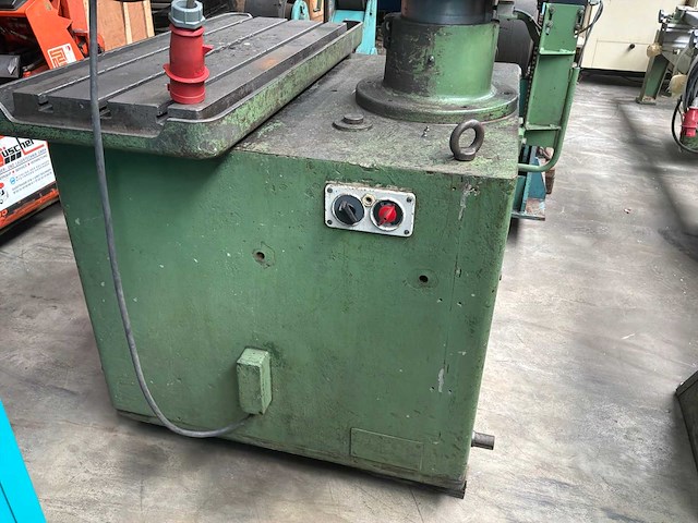 Radiaalboormachine met t-sleuf tafel - afbeelding 9 van  10