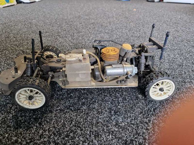 Radiografische benzineauto met controller - afbeelding 1 van  4