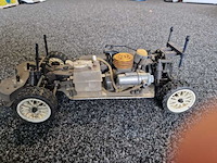 Radiografische benzineauto met controller - afbeelding 1 van  4