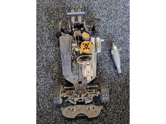 Radiografische benzineauto met controller - afbeelding 2 van  4