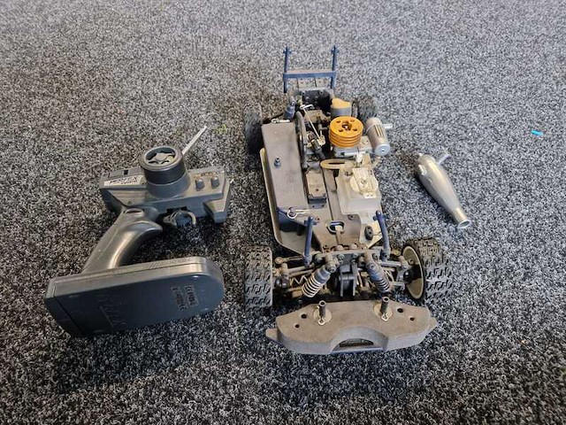 Radiografische benzineauto met controller - afbeelding 3 van  4