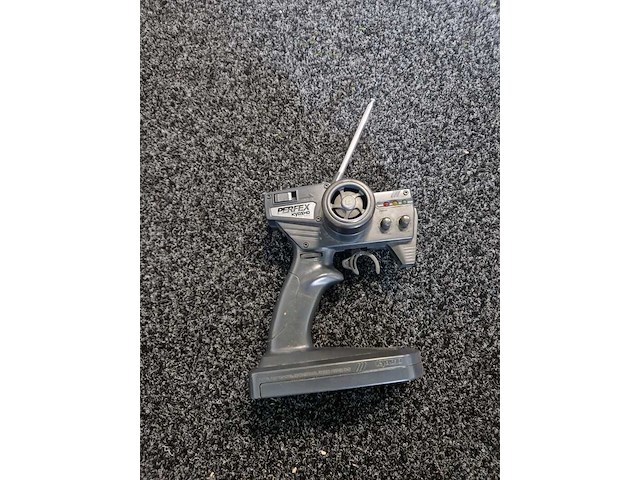 Radiografische benzineauto met controller - afbeelding 4 van  4