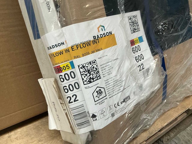 Radson e.flow jet black radiator 60x60cm - afbeelding 2 van  4