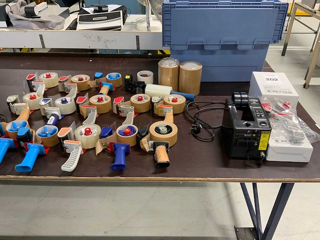 Raja, tesa partij tape dispensers en tape rollen - afbeelding 1 van  7