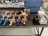 Raja, tesa partij tape dispensers en tape rollen - afbeelding 1 van  7