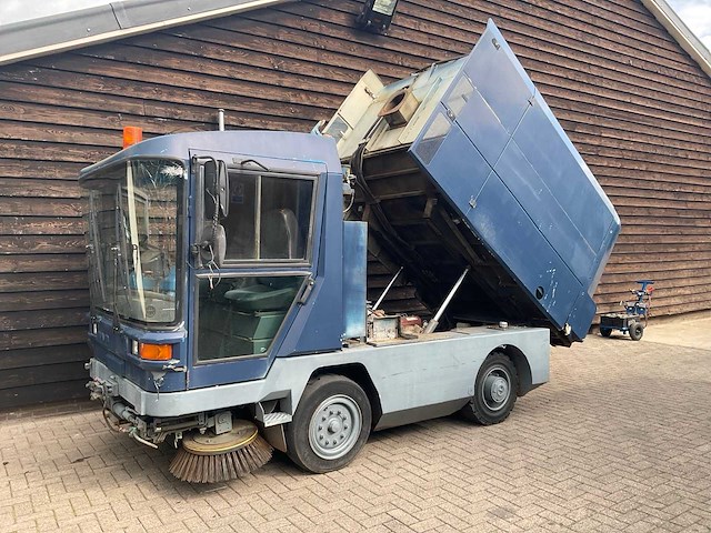 Ravo 5002 zelfrijdende veegmachine - afbeelding 4 van  8
