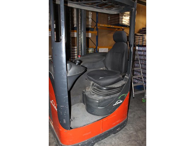 Reachtruck linde r14s. bouwjaar 2009. hefhoogte 669,5 cm. heflast 1400 kg. doorrijhoogte 293 cm. afgelezen ... - afbeelding 5 van  7