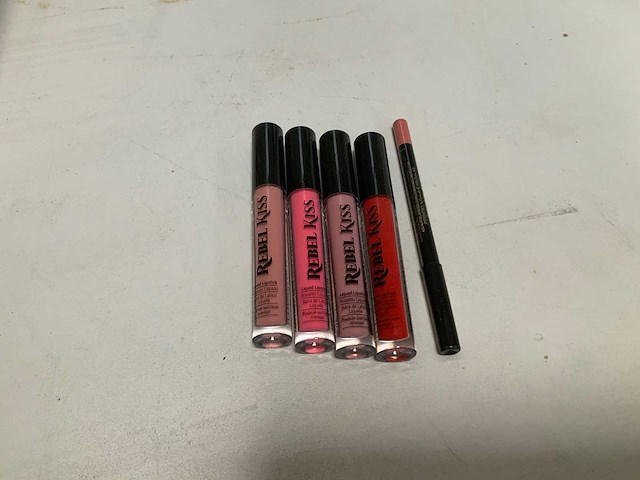 Rebel kiss - lip cosmetics (1377x) - afbeelding 2 van  5