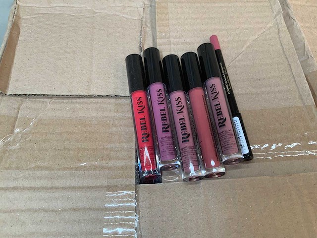 Rebel kiss - lip cosmetics (1398x) - afbeelding 2 van  5