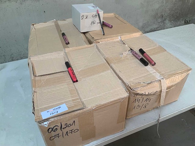 Rebel kiss - lip cosmetics (1398x) - afbeelding 3 van  5