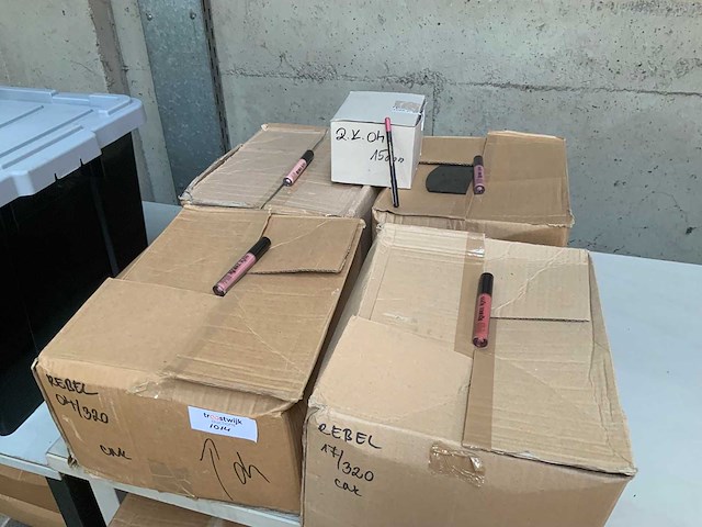 Rebel kiss - lip cosmetics (1430x) - afbeelding 4 van  5