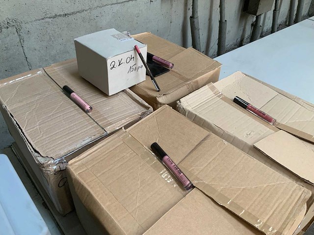Rebel kiss - lip cosmetics (1430x) - afbeelding 5 van  5
