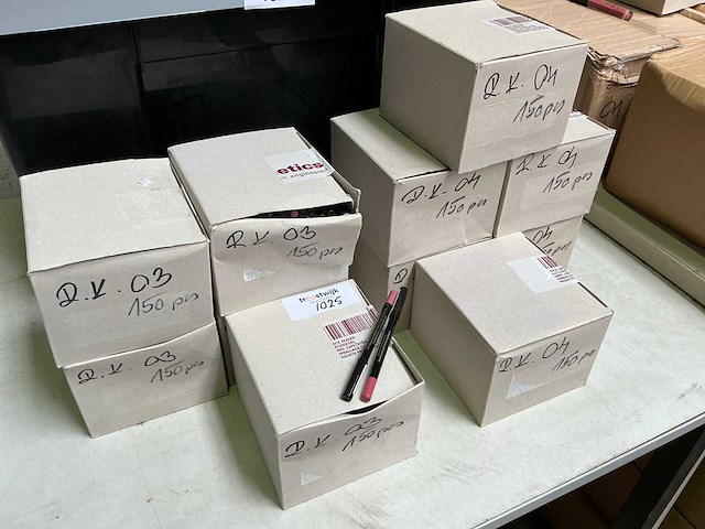 Rebel kiss - lip cosmetics (1650x) - afbeelding 2 van  4