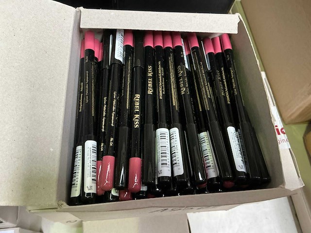 Rebel kiss - lip cosmetics (1650x) - afbeelding 3 van  4
