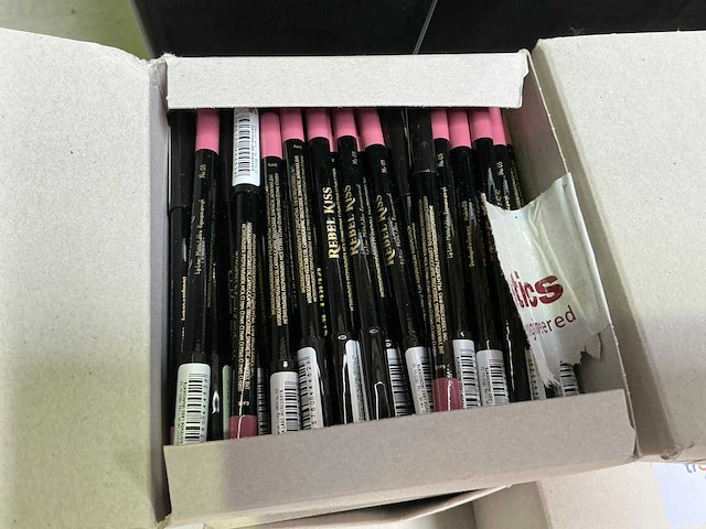 Rebel kiss - lip cosmetics (1650x) - afbeelding 4 van  4