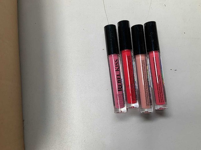 Rebel kiss - lip cosmetics - afbeelding 2 van  4