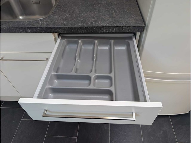 Rechte keuken met franke gootsteen en grohe kraan - afbeelding 4 van  10