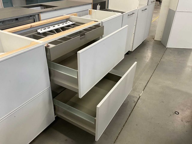 Rechtopgestelde showroomkeuken zonder werkblad - afbeelding 10 van  13