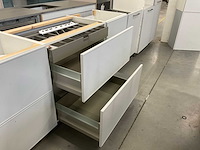 Rechtopgestelde showroomkeuken zonder werkblad - afbeelding 10 van  13